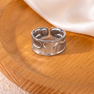 Dettaglio dell'anello regolabile in argento con fascia larga e texture effetto lava
