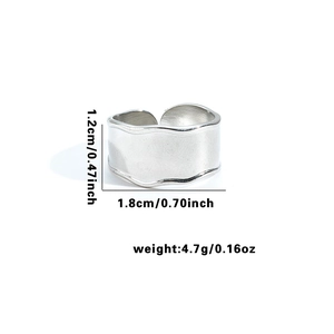 Dettaglio anello largo in acciaio irregolare, altezza 1,2 cm e diametro 1,8 cm