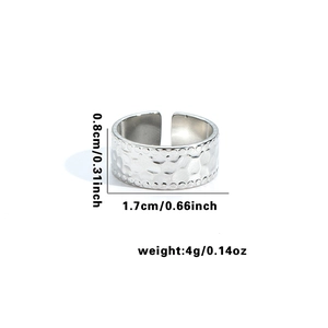 Dettaglio anello largo martellato irregolare con dimensioni larghezza 0,8 cm