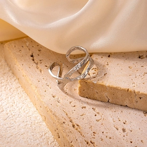 Dettaglio anello argento con texture a martello su base in pietra naturale
