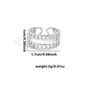 Dettaglio larghezza 1cm e diametro 1,7cm di un anello a doppia catena in acciaio argento
