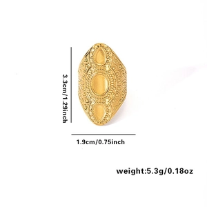 Détail de la bague bohème large en acier doré, dimensions 3,3x1,9cm et poids de 5,3g