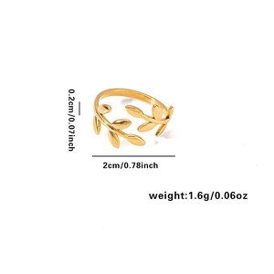 Détail de la bague feuille d'olivier dorée montrant la largeur de 0,2 cm et le diamètre