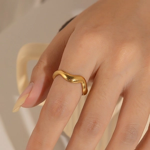 Bague unique en acier inoxydable doré avec un design minimaliste ondulé pour femme