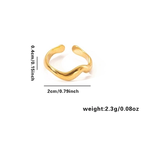 Détails de la bague dorée ondulée avec dimensions largeur 0,4 cm et diamètre 2 cm