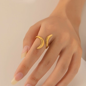 Gros plan d'une bague ouverte dorée en acier inoxydable avec un design incurvé unique