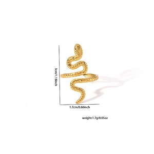 Détails de la bague serpent hauteur 3cm et largeur 1,7cm avec texture d'écailles dorées
