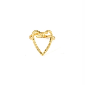 Détail d'une bague coeur dorée ajustable avec texture martelée et finition polie
