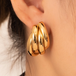 Boucles d'oreilles créoles triples en acier inoxydable doré au design minimaliste et audacieux