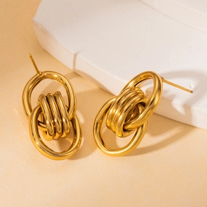 Détail de boucles d'oreilles en acier inoxydable 304 plaqué or 18K à anneaux superposés