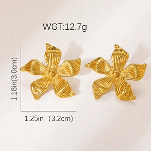 Detail van gouden bloemoorbellen met geribbelde blaadjes, 3,2 cm groot en 12,7 g zwaar