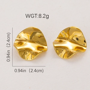 Macro-opname van gouden bloemoorbellen met 8,2g gewicht en een diameter van 2,4cm