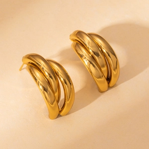 Boucles d'oreilles créoles C en acier doré 18K avec un design entrelacé à trois rangs