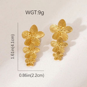 Detail van gouden bloemoorbellen met 4,1 cm lengte en 9 g gewichtsspecificaties