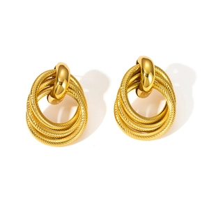 Detailaufnahme goldener mehrlagiger Creolen mit gedrehtem Spiralmuster-Design