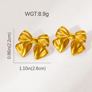 Macro-opname van gouden strikoorbellen met afmetingen 2,8cm x 2,2cm en 8,9g gewicht