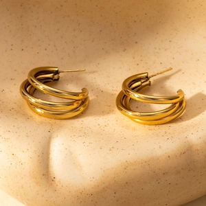 Boucles d'oreilles créoles à trois couches en acier inoxydable doré sur céramique