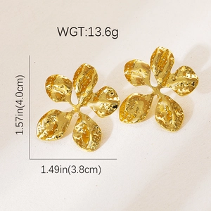 Gedetailleerde weergave van grote gouden bloemoorbellen met een getextureerde metalen afwerking