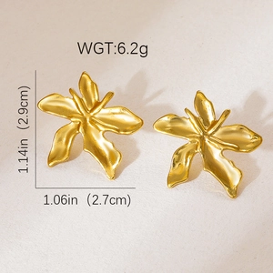 Detail van matte gouden bloemoorbellen met afmetingen van 2,9 cm en gewicht van 6,2 g