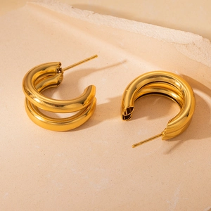 Orecchini a cerchio doppi a forma di C in acciaio inossidabile dorato per donna