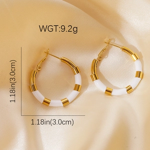 Détail des créoles plaquées or 18 carats avec accents blancs, diamètre de 1,18 pouce