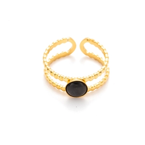 Detalle de anillo de acero dorado de doble capa con una piedra natural negra incrustada