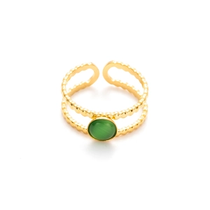 Detalle de anillo dorado de doble capa con textura ondulada y gema verde óvalo