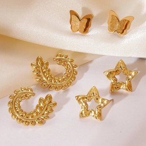 Parure de boucles d'oreilles dorées avec nœud, feuille d'olivier et étoiles sur soie