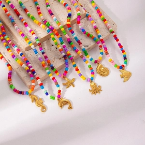 Böhmische Regenbogenperlenkette mit goldenen Meerestieranhängern für einen Sommerlook