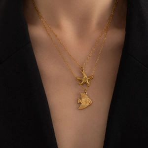 Collana a due strati placcata oro 18k con ciondoli a forma di stella marina e pesce tropicale