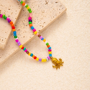 Nahaufnahme der Böhmischen Regenbogen-Perlenkette mit goldenem Oktopus-Anhänger