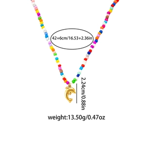 Collar de cuentas de colores con colgante de delfín dorado para estilo playero de verano