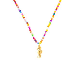 Detail der goldenen Seepferdchen-Anhänger an der bunten Perlenkette im Boho-Stil