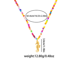 Detailansicht der bunten Perlenkette mit Seepferdchen-Anhänger und 42+6cm Größenangaben