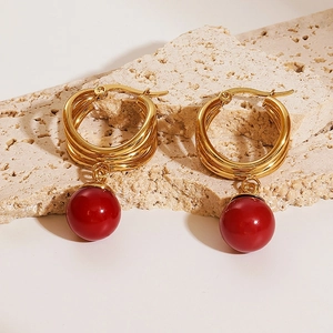 Orecchini a cerchio dorati a tre strati con eleganti pendenti a sfera rossi per donna