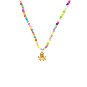 Detail der bunten Regenbogen-Perlenkette mit einem polierten Gold-Oktopus-Anhänger