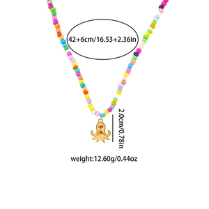 Detailansicht der Regenbogen-Perlenkette mit goldenem Oktopus-Anhänger und Größenangabe