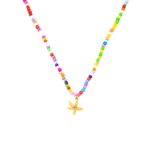 Detail einer böhmischen Regenbogen-Perlenkette mit goldenem Seestern-Anhänger auf Weiß