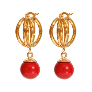 Orecchini a triplo cerchio dorati con grandi pendenti a sfera rossi per donna eleganti