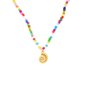Detail der böhmischen Regenbogen-Perlenkette mit einem goldenen Nautilus-Muschel-Anhänger