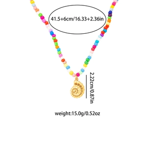 Regenbogen-Perlenkette mit goldenem Nautilus-Anhänger und Maßangaben zur Länge von 41,5 cm