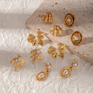 Set of five gold stainless steel earrings with elegant pearls and irregular shapes