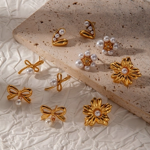 Elegant gold vintage flower and heart stud earrings set with inlaid pearls for women