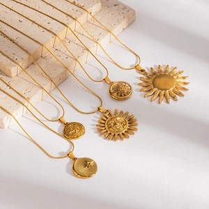 Collana con Pendente Sole e Luna in Acciaio Inossidabile Vintage per Donna Catena a Serpente Celeste Bohemien Gioielli Estetici Placcati Oro