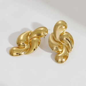 Macro-opname van golvende hartvormige oorbellen van 18k goud verguld roestvrij staal