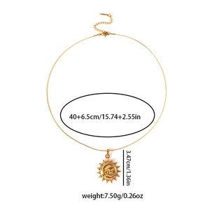 Dettagli della collana con ciondolo sole dorato con catena regolabile e chiusura a moschettone