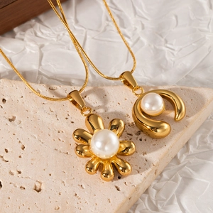 18K gold plated stainless steel pearl necklaces set with flower and U-shaped pendants