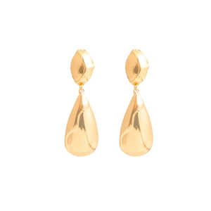 Detail van gouden roestvrijstalen hangende oorbellen met geometrische cirkels en druppels