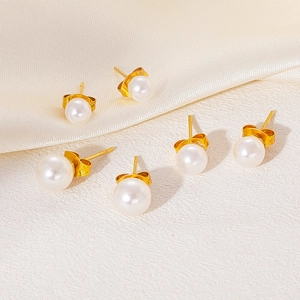 Gedetailleerde set van drie paar elegante pareloorknopjes met gepolijste gouden afwerking