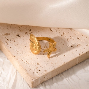 Macro detail of gold-plated starfish and seashell motifs on a stylish open-style summer ring